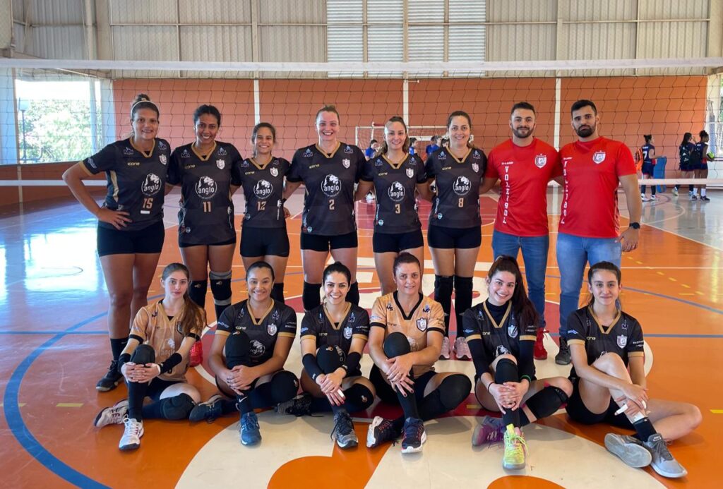 Equipe de Voleibol Adulto Feminino estreia com vitória fora de