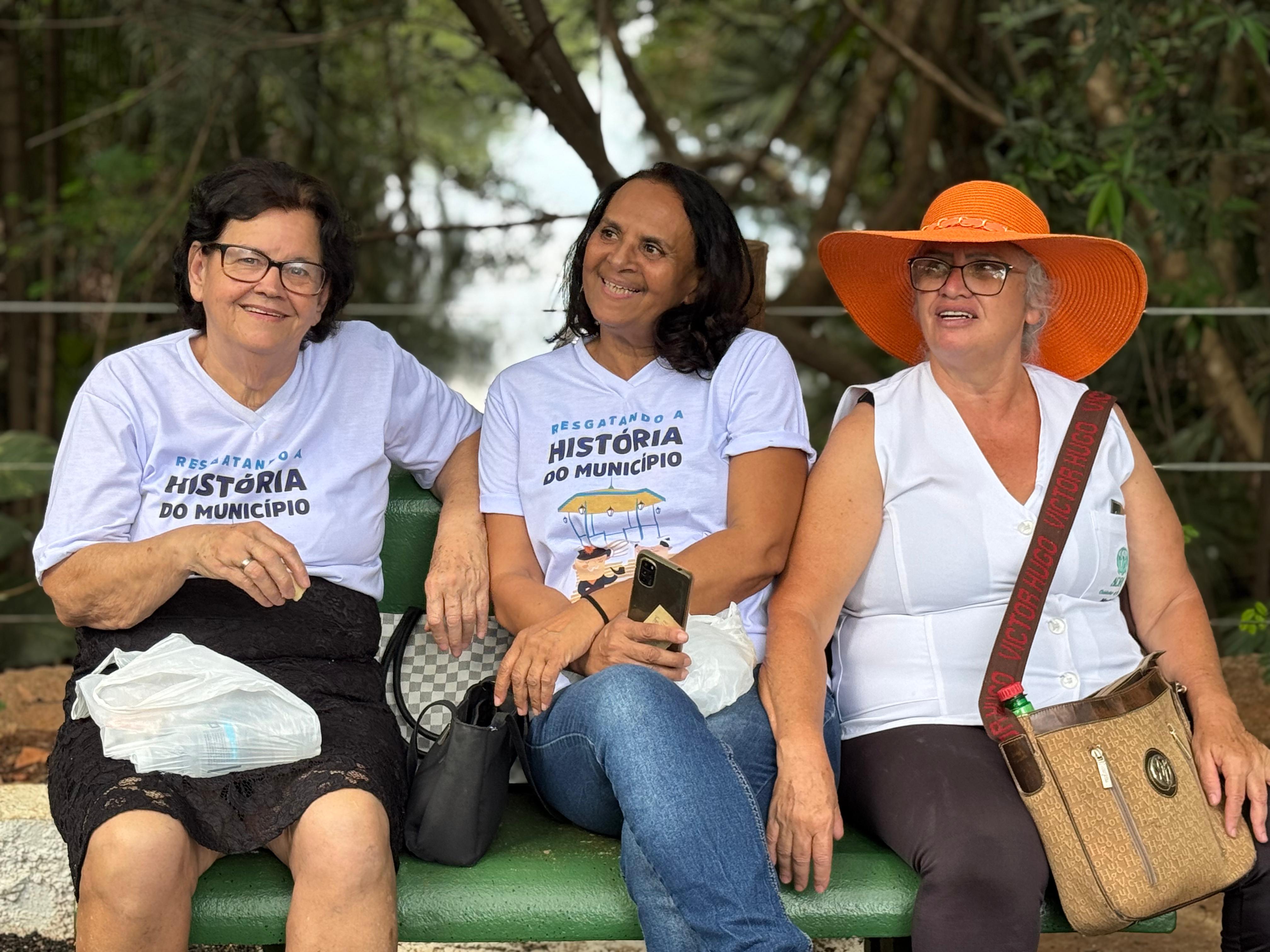 Prefeitura leva idosos para passeio em zoológico