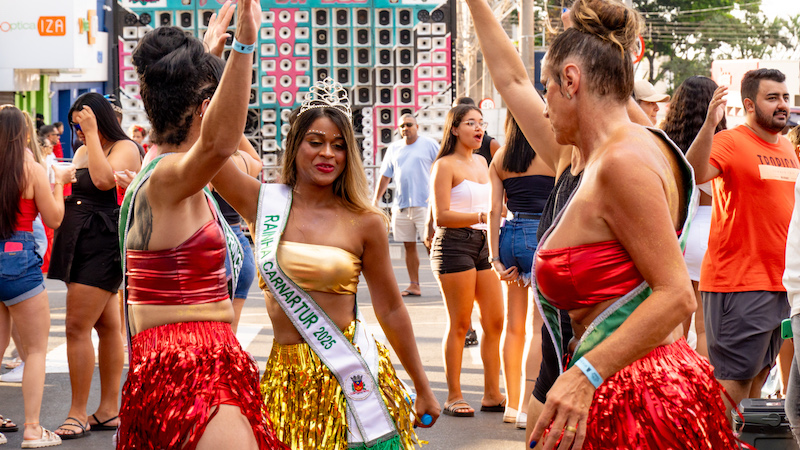 Pré-carnaval reúne milhares de foliões e abre Carnartur 2025 com chave de ouro